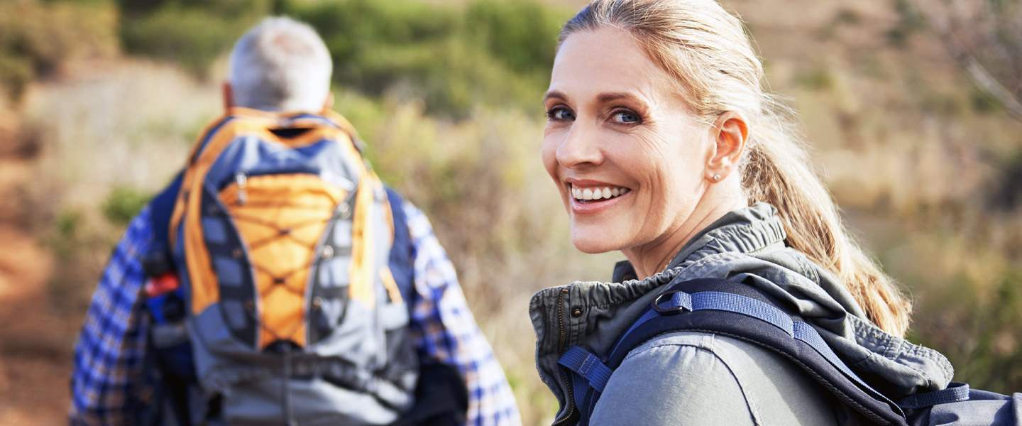 Eine Frau und ein Mann beim Wandern