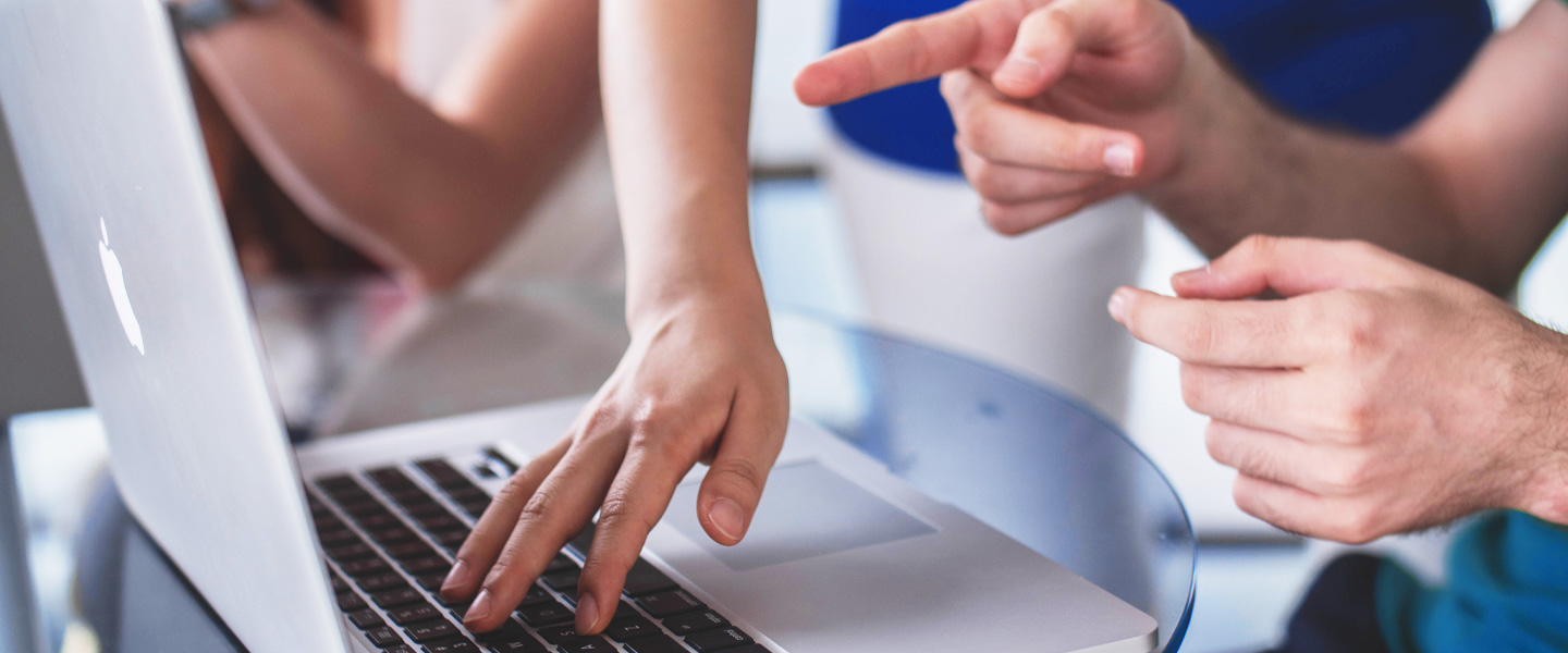 Eine Hand tippt auf Laptop-Tastatur herum.